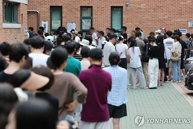 송파구서 투표용지 부족 수백명 대기…투표 중단 (서울=연합뉴스) 김주형 기자 = 6·3 지방선거 본투표일인 3일 서울 송파구 잠실2동 6투표소에서 투표용지 부족으로 유권자들이 대기하고 있다. 2026.6.3 kjhpress@yna.co.kr