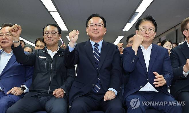 김부겸, 출구조사 결과에 '주먹 불끈' (대구=연합뉴스) 윤관식 기자 = 더불어민주당 김부겸 대구시장 후보가 3일 대구 달서구 두류네거리 선거사무소에서 출구조사 결과를 보고 주먹을 쥐어 보이고 있다. 2026.6.3 psik@yna.co.kr