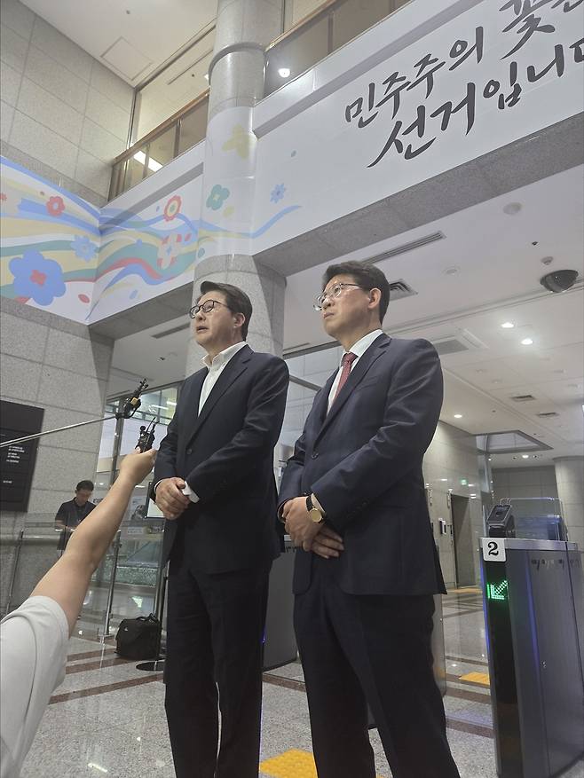 중앙선관위 항의 방문한 국민의힘 신동욱 의원 [촬영 최주성]