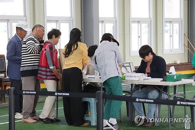 늘어선 투표소 줄 (장성=연합뉴스) 김혜인 기자 = 제9회 전국동시지방선거 본투표가 치러지는 3일 오전 전남 장성군 삼서면게이트볼장에 마련된 투표소에서 주민들이 투표하기 위해 줄을 서고 있다. 2026.6.3 in@yna.co.kr