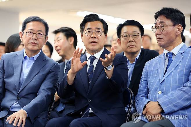 출구조사 결과 지켜보는 박찬대 (인천=연합뉴스) 임순석 기자 = 더불어민주당 박찬대 인천시장 후보가 3일 인천 미추홀구 선거사무소에서 출구조사 결과를 지켜보고 있다. 2026.6.3 [공동취재] soonseok02@yna.co.kr
