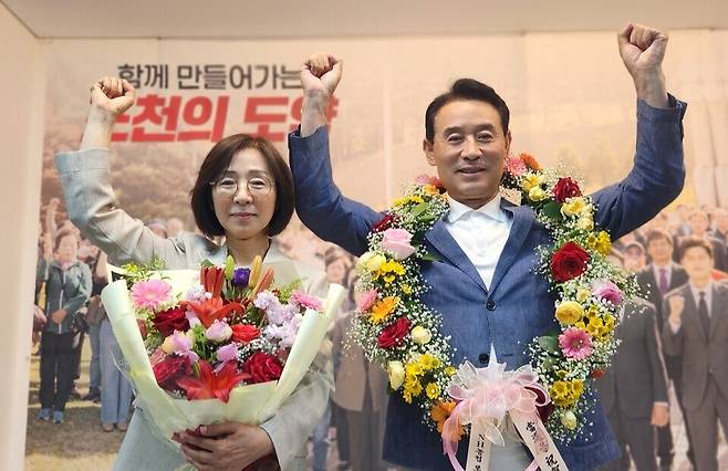 ▲ 제9회 전국동시지방선거에서 당선이 확정된 국민의힘 백영현 포천시장 당선인(오른쪽)이 배우자와 함께 두 손을 들어 올리며 포즈를 취하고 있다. /이광덕 기자 kdlee@incheonilbo.com…