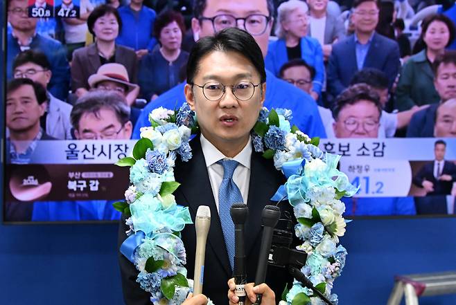 ▲ 김남준 더불어민주당 계양을 재·보궐선거 후보가 4일 새벽 인천시 계양구 선거캠프에서 당선이 확실시되자 유동수 국회의원과 지지자들로부터 축하를 받고 있다. /양진수 기자 photosmith@incheonilbo.com
