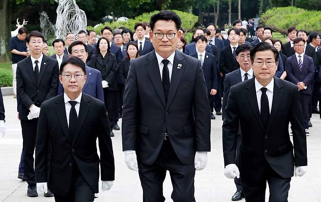▲ 제9회 전국동시지방선거와 국회의원 보궐선거에서 당선된(왼쪽부터) 김남준 국회의원(계양을) 당선인, 송영길 국회의원(연수갑) 당선인, 박찬대 인천시장 당선인이 4일 오전 현충탑 참배를 위해 계단을 오르고 있다. /양진수 기자 photosmith@incheonilbo.com