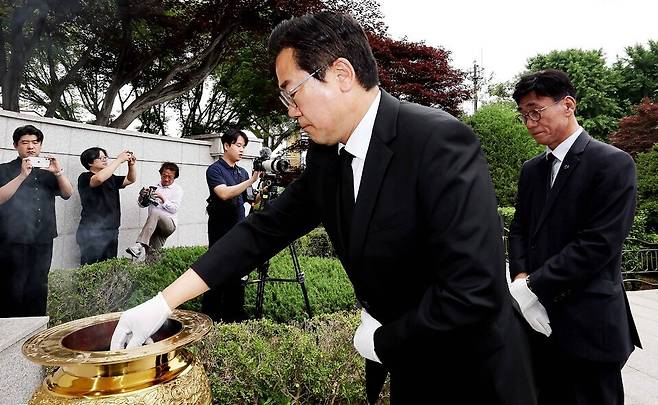 ▲ 제9회 전국동시지방선거에서 당선된 박찬대 인천시장 당선인이 4일 오전 인천 미추홀구 수봉공원 현충탑에서 참배하고 있다. /양진수 기자 photosmith@incheonilbo.com