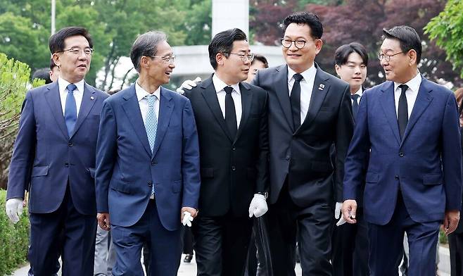▲ 제9회 전국동시지방선거와 국회의원 보궐선거에서 당선된 더불어민주당 박찬대 인천시장 당선인과 송영길 연수구갑 국회의원 당선인이 4일 오전 인천 미추홀구 수봉공원 현충탑에서 김교흥·유동수·정일영 국회의원과 만나 축하 인사를 나누고 있다. /양진수 기자 photosmith@incheonilbo.com