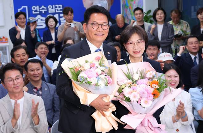▲ 더불어민주당 송영길 인천 연수갑 국회의원 보궐선거 후보가 4일 인천 연수구 선거사무소에서 당선이 유력하자 부인 남영신씨와 함께 축하받고 있다. /연합뉴스