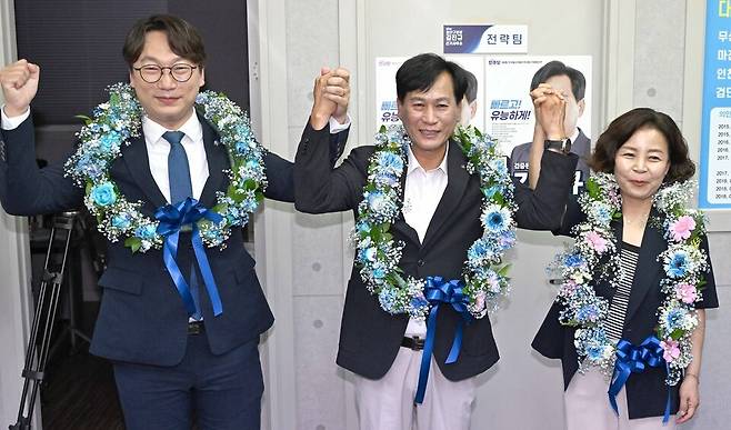 ▲ 김진규 더불어민주당 인천 검단구청장 후보가 3일 오후 검단구 후보 선거 사무소에서 모경종 국회의원과 함께 손을 들고 웃고 있다./이재민 기자 leejm@incheonilbo.com