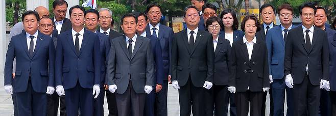 ▲ 6·3 지방선거에서 승리한 더불어민주당 추미애 경기도지사 당선인을 비롯한 기초단체장 및 교육감 당선인들이 4일 오전 수원특례시 팔달구 수원현충탑을 찾아 참배하고 있다. 왼쪽부터 임병택 시흥시장, 정명근 화성시장, 이재준 수원시장, 김승원 더불어민주당 경기도당위원장, 추 당선인, 안민석 경기도교육감 당선인. /전광현 기자 maggie@incheonilbo.com