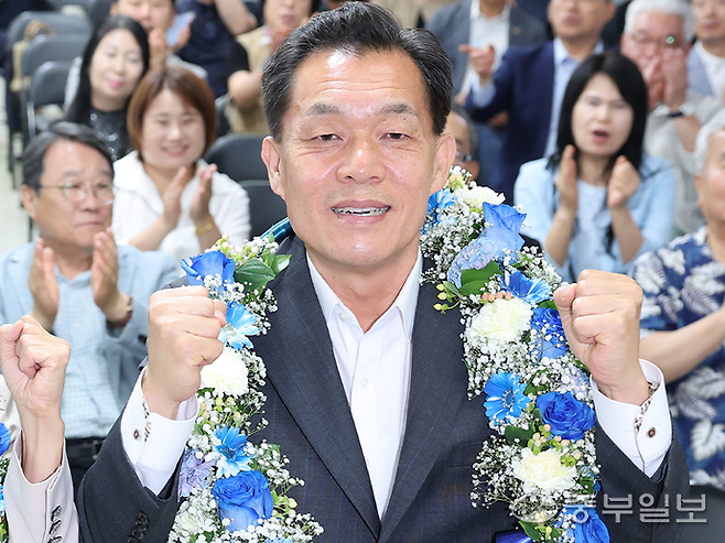이재준 더불어민주당 수원시장 후보가 제9회 전국동시지방선거 당선이 유력해진 4일 새벽 수원시 팔달구 구천동의 선거사무소에서 환호하고 있다. 임채운기자