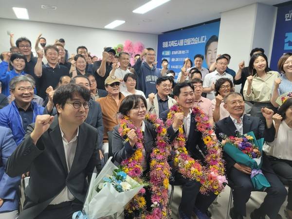더불어민주당 조용호 오산시장 후보가 당선을 확정 짓고 지지자들과 기념 촬영을 하고 있다. [사진=변승희 기자]