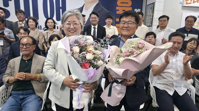 강미애 세종교육감 후보와 배우자가 4일 오전 1시 30분경 당선 가능성을 안고 축하 꽃다발을 들어 보이며 웃음짓고 있다. (사진=조선교 기자)