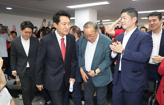 입장하는 오세훈 후보. 연합뉴스
