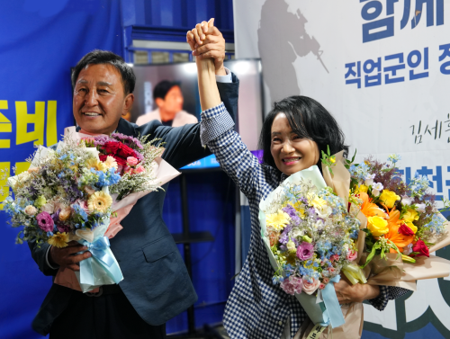 ◇제9회 전국동시지방선거 화천군수 선거에 출마한 더불어민주당 김세훈 후보(왼쪽)와 부인 한영숙씨가 4일 새벽 당선이 유력해지자 환호하고 있다.