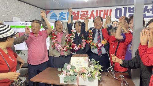 ◇4일 새벽 6•3 지선 속초시장 선거에서 승리를 사실상 확정지은 국민의힘 이병선 후보가 부인 신동희씨 및 지지자들과 함께 두손을 번쩍 들어보이며 승리를 자축하고 있다.