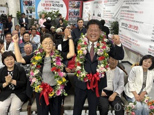 ◇국민의힘 이상호 태백시장 당선인과 부인 허유저씨가 당선을 축하하며 기뻐하고 있다.