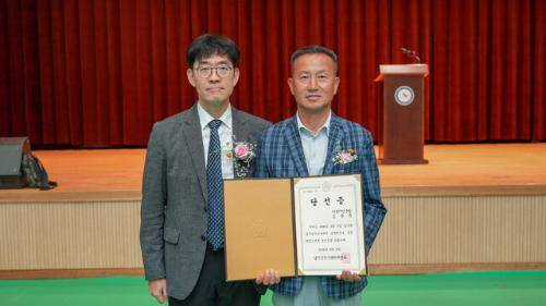 6·3 지방선거 당선증 교부식이 4일 새벽 양구문화체육회관에서 열려 김왕규 양구군수 당선인에게 당선증을 전달하고 있다.