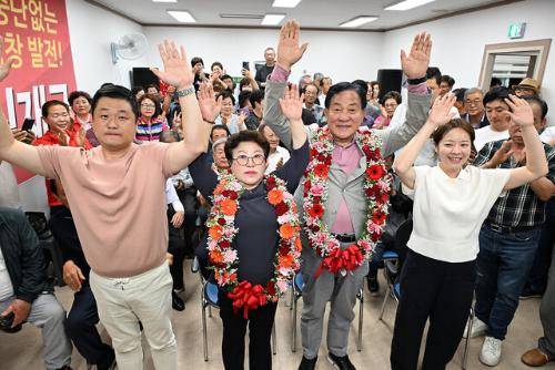 ◇3일 치러진 제9회 전국동시지방선거 평창군수 선거에서 국민의힘 심재국 현 군수가 당성을 확정 짓고 가족, 지자자 및 캠프관계자들로부터 축하를 받으며 기념촬영을 하고 있다.