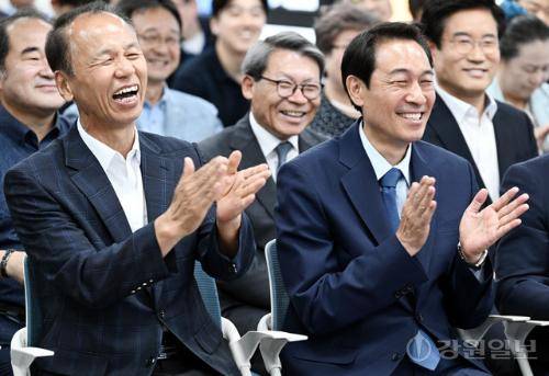 ◇우상호 강원특별자치도지사 후보 선거대책위원회 해단식이 4일 민주당 강원자치도당 회의실에서 열려 우상호 강원도지사 당선인, 최문순 총괄상임선대위원장, 허영 국회의원을 비롯한 내빈들이 단체사진을 촬영하고 있다. 임도혁기자