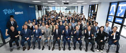◇우상호 강원특별자치도지사 후보 선거대책위원회 해단식이 4일 민주당 강원자치도당 회의실에서 열려 우상호 강원도지사 당선인, 최문순 총괄상임선대위원장, 허영 국회의원을 비롯한 내빈들이 단체사진을 촬영하고 있다. 임도혁기자
