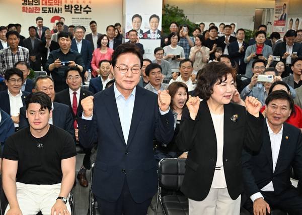 박완수 경남도지사가 4일 오전 당선 확정 직후 축하받고 있다. /김구연 기자