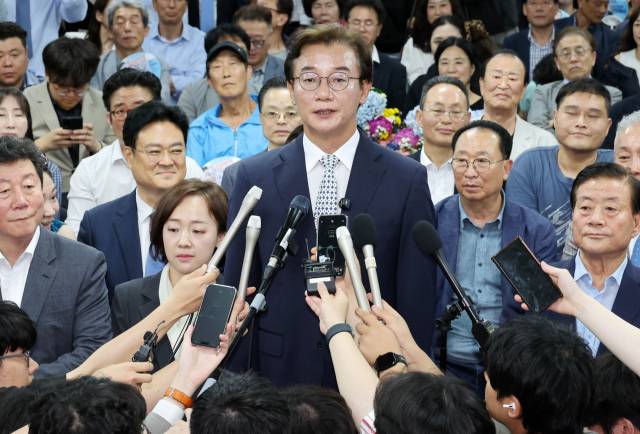 전재수 부산시장 당선자가 2일 저녁 부산 부산진구 선거사무소에서 당선이 확정된 후 소감을 발표하고 있다. 김종진 기자 kjj1761@