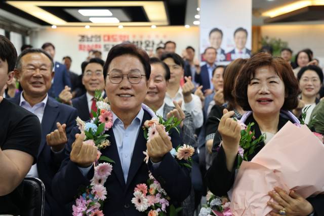 6·3 제9회 전국동시지방선거 경남도지사 선거에서 재선에 성공한 박완수 당선인이 4일 오전 창원시 성산구 상남동 선거 사무소에서 지지자들과 기념사진을 찍고 있다./박완수 후보 캠프/