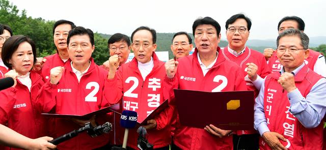 추경호 국민의힘 대구시장 후보가 지난달 28일 대구 군위군 소보면 내의리 '대구·경북 통합신공항' 예정지를 찾았다. 이날 일정에는 송언석 원내대표, 정점식 정책위의장 등 원내지도부가 총출동해 신공항특별법 개정 당론채택 결의문을 발표했다. 대구일보DB