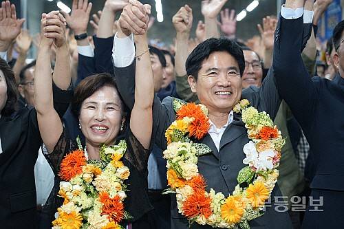 김대중 당선인이 자신의 캠프사무실에서 지지자들과 환호하고 있는 모습. 김대중 캠프 제공