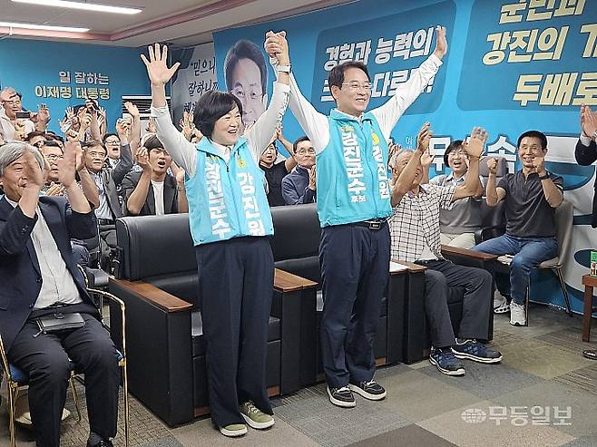 제9회 전국동시지방선거에서 더불어민주당 차영수 후보를 꺾고 당선된 강진원 강진군수 당선자가 3일 오후 11시께 강진군 강진읍 선거 캠프에서 지지자들의 환호를 받고 있다. 강주비 기자