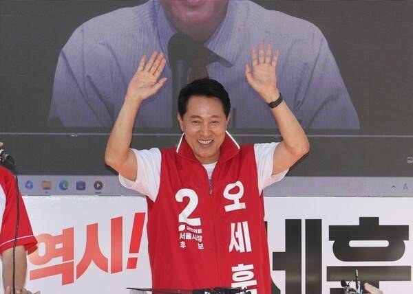 국민의힘 오세훈 서울시장 후보가 제9회 전국동시지방선거 사전투표 첫날인 29일 서울 서대문구 신촌 일대에서 유세를 하고 있다.[출처=연합]