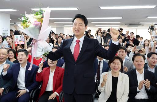 서울시장 당선이 확실시된 오세훈 국민의힘 후보가 4일 오전 서울 종로구 선거사무실에서 꽃다발을 들고 포즈를 취하고 있다. /뉴시스