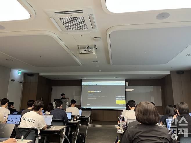 키움증권 리테일전략팀 이재혁 주임이 4일 여의도 본사에서 열린 '키움 디지털 아카데미(KDA)' 4기 교육에서 강의하고 있다. /사진=김유진 기자