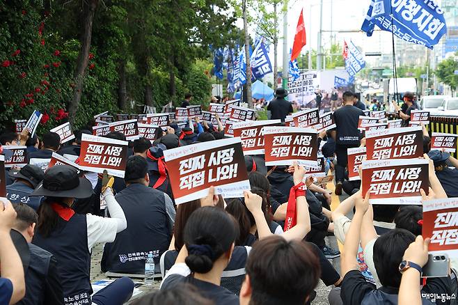 ▲ 금속노조는 5월28일 오후 현대자동차 울산공장 앞에서 결의대회를 열고 현대차가 원청교섭에 응할 것을 촉구했다. <금속노조>