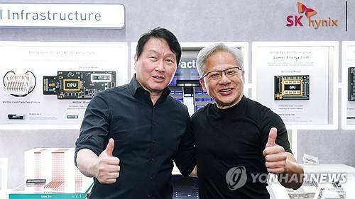 젠슨 황, 대만 컴퓨텍스 SK하이닉스 부스 방문…"HBM 더 만들어 주세요"[출처: 연합뉴스]