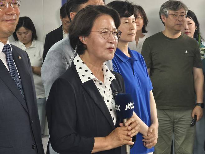 추미애 경기도지사 당선인이 4일 새벽 자신의 선거사무소에서 당선 소감을 밝히고 있다.(사진=황영민 기자)