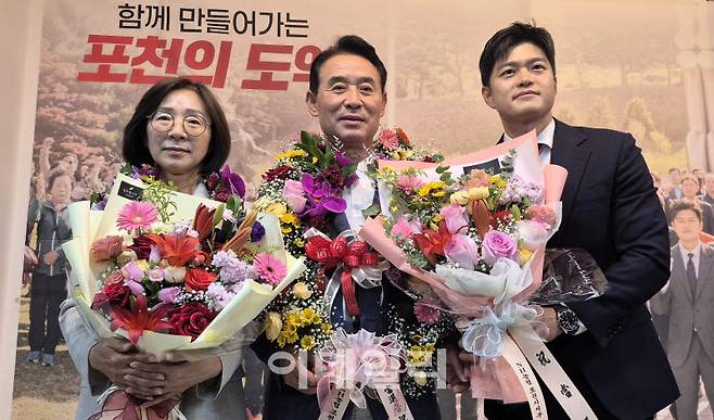 백영현 포천시장(가운데)이 부인인 유연미 여사(왼쪽), 김용태 국회의원(오른쪽)과 당선 확정 뒤 기념촬영을 하고 있다.(사진=선거사무소)
