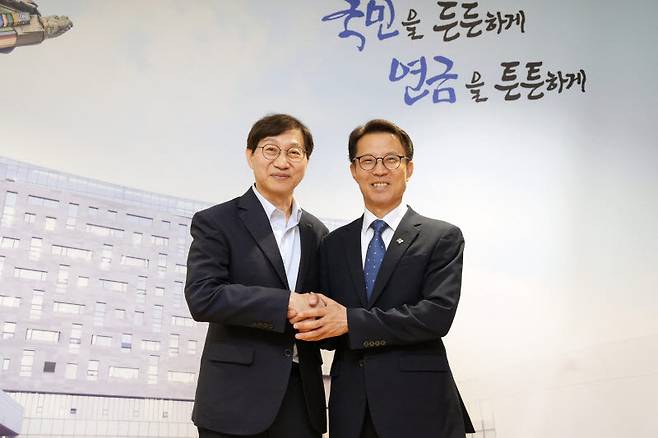 김성주(왼쪽) 국민연금공단 이사장과 김진오 저출산고령사회위원회 부위원장은 4일 전주시 국민연금 본부에서 만나 고령화 사회 대응과 연금제도 발전 방향을 논의했다.(사진=국민연금공단)