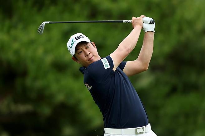 김민준이 4일 열린 KPGA 선수권대회 1라운드에서 샷을 하고 있다.