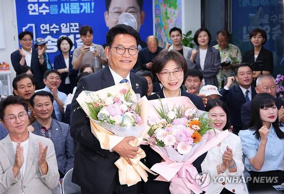 더불어민주당 송영길 인천 연수갑 국회의원 보궐선거 후보가 4일 인천 연수구 선거사무소에서 당선이 유력하자 부인 남영신씨와 함께 축하받고 있다. 〈사진=연합뉴스〉