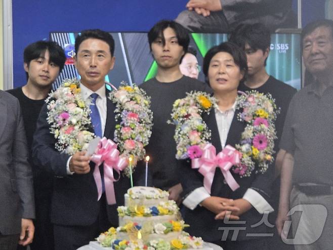 이남오 더불어민주당 전남 함평군수 후보가 6·3지방선거에서 당선되고 배우자와 화환을 목에 걸고 있다.(이남오 캠프 제공. 재배포 및 DB 금지)