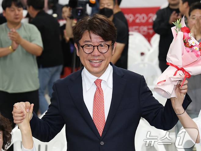 유의동 국민의힘 경기 평택시을 국회의원 후보가 4일 오전 경기 평택시 안중읍에 위치한 선거사무소에서 당선이 확실해지자 환호하고 있다. 2026.6.4 ⓒ 뉴스1 김영운 기자