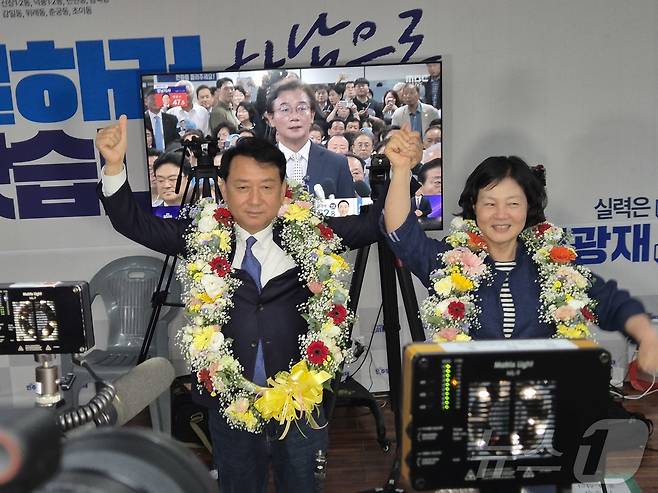 이광재 더불어민주당 경기 하남갑 국회의원 보궐선거 후보가 4일 오전 3시께 하남시 선거사무소에서 당선 가능성이 확실해지자 지지자들을 향해 손들어 인사하고 있다. 2026.6.4 ⓒ 뉴스1 양희문 기자