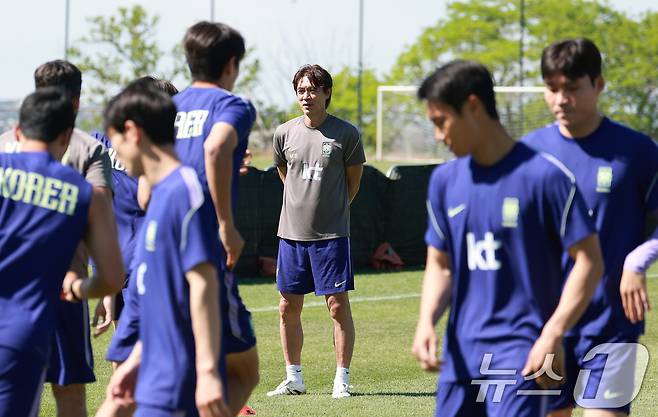 홍명보 대한민국 축구대표팀 감독이 2일(현지시간) 미국 유타주 헤리먼에 위치한 자이언스뱅크 트레이닝센터에서 선수들의 훈련을 지켜보고 있다. 2026.6.3 ⓒ 뉴스1 임세영 기자