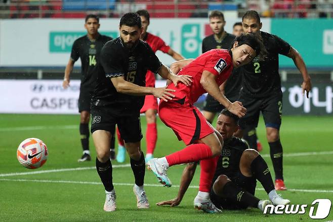 대한민국 축구 국가대표팀 조규성이 20일 대전 유성구 대전월드컵경기장에서 열린 하나은행 초청 대한민국과 엘살바도르의 축구 국가대표 평가전에서 득점 기회를 놓치 고 있다. 2023.6.20 ⓒ 뉴스1 민경석 기자