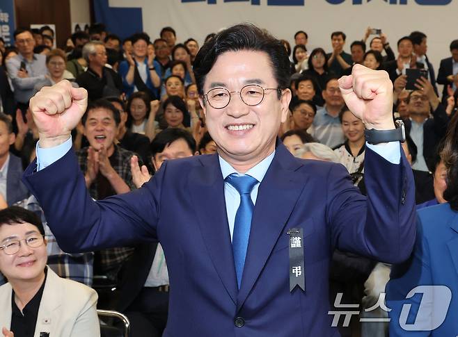 허태정 더불어민주당 대전시장 후보가 3일 대전 중구 선거사무실에서 당선이 유력해지자 환호하고 있다. 2026.6.3 ⓒ 뉴스1 김기태 기자