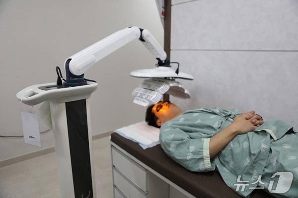 만성가려움증 환자가 피부염증 완화를 위한 LED 치료를 받고 있다. (한림대의료원 제공)