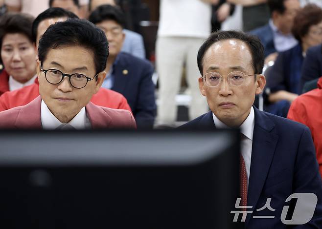 이철우 국민의힘 경북도지사 후보와 추경호 국민의힘 대구시장 후보가 3일 대구 수성구 국민의힘 대구광역시당에서 방송3사 출구조사를 시청하고 있다. (공동취재) 2026.6.3 ⓒ 뉴스1 신웅수 기자