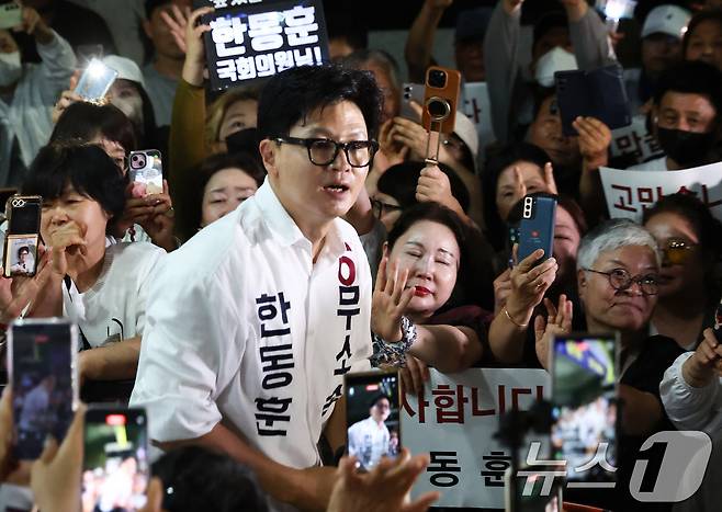 한동훈 무소속 부산 북구갑 국회의원 후보가 4일 새벽 부산 북구 선거사무소 앞에서 지지자들에게 감사 인사를 하고 있다. 2026.6.4 ⓒ 뉴스1 최지환 기자