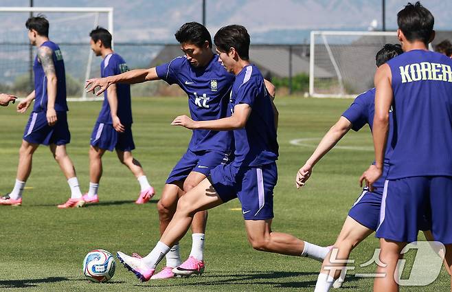 대한민국 축구대표팀 조규성, 조위제가 2일(현지시간) 미국 유타주 헤리먼에 위치한 자이언스뱅크 트레이닝센터에서 훈련을 하고 있다. 2026.6.3 ⓒ 뉴스1 임세영 기자